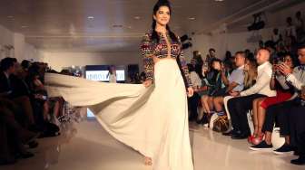 Aktris Bollywood, Sunny Leone, ikut tampil di catwalk dalam gaun rancangan Archana Kochhar, di sesi presentasi FTL Moda di New York Fashion Week (NYFW), Kamis (8/9/2016). [Trevor Collens/AFP]