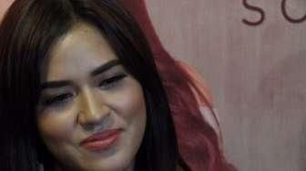 Aw, Raisa Malu-malu Peluk Hamish Daud
