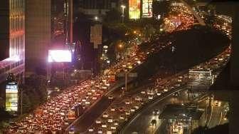 Suasana arus lalu lintas tampak padat merayap memasuki libur akhir pekan di kawasan Jalan Gatot Subroto, Jakarta, Jumat (9/9/2016). [Suara.com/Kurniawan Mas'ud]