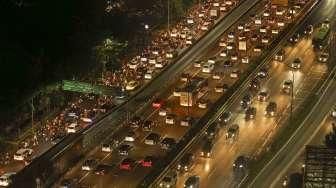 Suasana arus lalu lintas tampak padat merayap memasuki libur akhir pekan di kawasan Jalan Gatot Subroto, Jakarta, Jumat (9/9/2016). [Suara.com/Kurniawan Mas'ud]