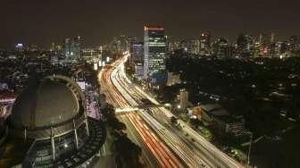 Suasana arus lalu lintas tampak padat merayap memasuki libur akhir pekan di kawasan Jalan Gatot Subroto, Jakarta, Jumat (9/9/2016). [Suara.com/Kurniawan Mas'ud]