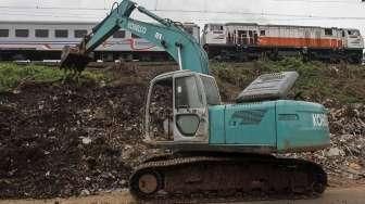 Sejumlah pekerja tampak melanjutkan pembangunan proyek double-double track (DDT) Paket A antara Manggarai-Jatinegara, Jakarta, Sabtu (10/9/2016). [Suara.com/Kurniawan Mas'ud]