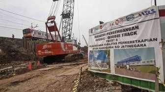 Sejumlah pekerja tampak melanjutkan pembangunan proyek double-double track (DDT) Paket A antara Manggarai-Jatinegara, Jakarta, Sabtu (10/9/2016). [Suara.com/Kurniawan Mas'ud]