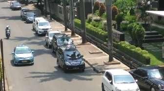 Kantor KPK Dipenuhi Mobil Mewah, Keluarga Kunjungi Tahanan