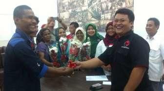 Pendukung Risma Titip Mawar Merah Buat Megawati