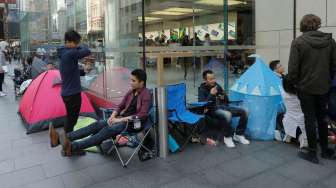 Antrean calon pembeli produk Apple, terutama iPhone 7 yang dijadwalkan segera dirilis, di luar bangunan Apple Store di Sydney, Australia, Kamis (15/9/2016). [Reuters/Jason Reed]