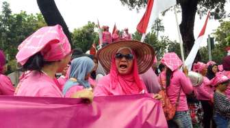 Ibu-ibu Berbaju 'Pink' Lempar Celana Dalam dan Bra ke Kantor Ahok