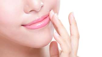 Manfaatkan Bahan Alami, Ini 5 Cara Memerahkann Bibir yang Hitam
