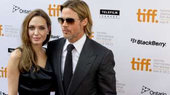 Sesaat Sebelum Berpisah, Angelina Jolie dan Brad Pitt Bikin Tato Serasi
