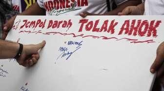 Warga Tolak Ahok dengan Cap Jempol Darah di Dekat Monas