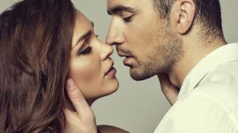 Dokter: Ciuman Sama Baiknya Dengan Menyikat Gigi, Ini Penjelasannya