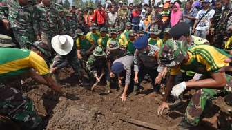 Pencarian Korban Banjir Bandang Garut