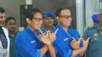 Pose Unik Anies Baswedan-Sandiaga Uno Bikin Penasaran