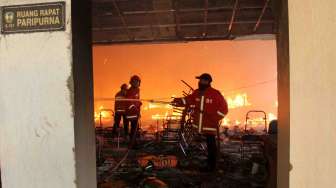 Kantor DPRD Gowa Dibakar