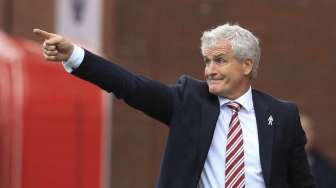 Hughes Yakin Stoke Bisa Bungkam MU di Old Trafford