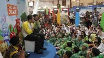 Wakil Ketua KPK Saut Situmorang mendongeng dan berbagi inspirasi dengan anak-anak dalam acara Indonesia International Book Fair di JCC, Sabtu (1/10).[Suara.com/Oke Atmaja]