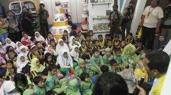 Wakil Ketua KPK Saut Situmorang mendongeng dan berbagi inspirasi dengan anak-anak dalam acara Indonesia International Book Fair di JCC, Sabtu (1/10).[Suara.com/Oke Atmaja]