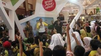 Wakil Ketua KPK Saut Situmorang mendongeng dan berbagi inspirasi dengan anak-anak dalam acara Indonesia International Book Fair di JCC, Sabtu (1/10).[Suara.com/Oke Atmaja]