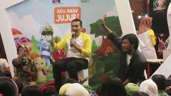 Wakil Ketua KPK Saut Situmorang mendongeng dan berbagi inspirasi dengan anak-anak dalam acara Indonesia International Book Fair di JCC, Sabtu (1/10).[Suara.com/Oke Atmaja]