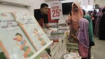 Suasana Indonesia International Book Fair 2016 di JCC, Jakarta, Sabtu (1/10). [Suara.com/Oke Atmaja]