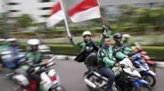 Ribuan pengemudi perusahaan penyedia jasa transportasi Gojek melakukan unjuk rasa dari Senayan ke kantor pusatnya di Kemang, Jakarta, Senin (3/10/2016). [Suara.com/Kurniawan Mas'ud]