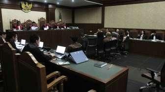 Istri terdakwa kasus suap Raperda Reklamasi Teluk Jakarta, M Sanusi, bernama Evelien, turut dihadirkan dalam sidang lanjutan di Pengadilan Tipikor, Jakarta, Senin (3/10/2016). [Suara.com/Oke Atmaja]