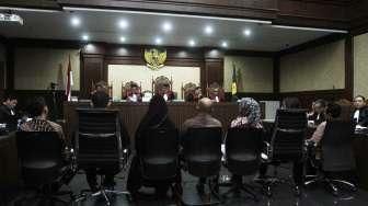 Istri terdakwa kasus suap Raperda Reklamasi Teluk Jakarta, M Sanusi, bernama Evelien, turut dihadirkan dalam sidang lanjutan di Pengadilan Tipikor, Jakarta, Senin (3/10/2016). [Suara.com/Oke Atmaja]