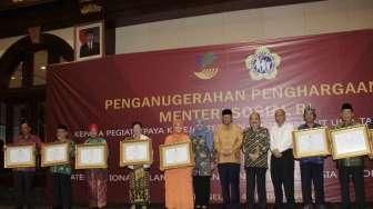 Kementerian Sosial (Kemensos) menganugerahkan penghargaan kepada para pegiat kesejahteraan sosial lanjut usia di Hotel Bidakara, Jakarta, Selasa (4/10/2016). [Suara.com/Oke Atmaja]