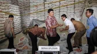 Bareskrim Gerebek Gudang Beras Oplosan