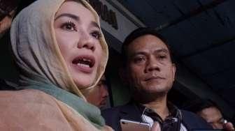 Reza Artamevia usai melaporkan Gatot Brajamusti di Polda Metro Jaya, Jumat (7/10/2016). [suara.com/Ismail]