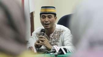 Dirjen HAM Kemenkumham, Mualimin Abdi, bersama Budi Imam pemilik Fresh Laundry, melakukan pertemuan di Gedung Ditjen HAM Kemenkumham, Jakarta, Senin (10/10/2016). [Suara.com/Oke Atmaja]