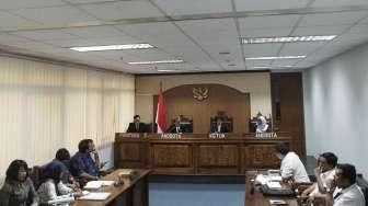 Sidang putusan mengenai keterbukaan informasi kasus Munir di Komisi Informasi Pusat (KIP), Jakarta, Senin (10/10/2016). [Suara.com/Oke Atmaja]