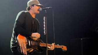 Eks Gitaris Blink 182 Kepergok Hubungi Timses Clinton Bahas Alien