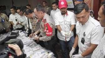 Kapolda Metro Jaya Irjen (Pol) M. Iriawan merilis barang bukti hasil operasi tangkap tangan (OTT) terkait kasus pungutan liar di Kementerian Perhubungan, Jakarta, Rabu (12/10/2016). [Suara.com/Kurniawan Mas'ud]