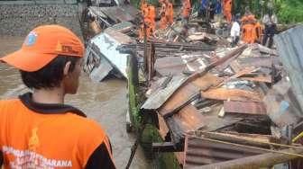 Petugas melakukan pembongkaran bangunan semipermanen di bantaran Kali Krukut, Jakarta Selatan, Kamis (13/10/2016). [Suara.com/Oke Atmaja]