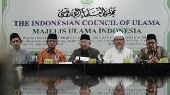 Ketua Umum Majelis Ulama Indonesia (MUI), KH Ma'ruf Amin (tengah), bersama pengurus MUI menggelar jumpa pers terkait penistaan agama yang dilakukan Ahok di kantor MUI, Jakarta, Kamis (13/10/2016). [Suara.com/Oke Atmaja]