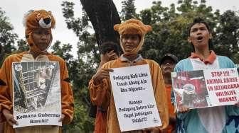 Puluhan aktivis yang tergabung dalam Scorpion Wildlife Trade Monitoring Group melakukan aksi demonstrasi di depan kantor Gubernur DKI Jakarta, Kamis (13/10/2016). [Suara.com/Kurniawan Mas'ud]