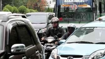 Sejumlah kendaraan tampak terjebak kemacetan di Jalan Gatot Subroto, Jakarta, Jumat (14/10/2016). [Suara.com/Oke Atmaja]