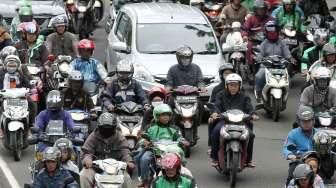 Sejumlah kendaraan tampak terjebak kemacetan di Jalan Gatot Subroto, Jakarta, Jumat (14/10/2016). [Suara.com/Oke Atmaja]