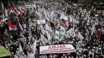 Ribuan massa dari Front Pembela Islam (FPI) dan organisasi kemasyarakatan lainnya memadati Jalan Medan Merdeka Timur, Jakarta, Jumat (14/10/2016). [Suara.com/Kurniawan Mas'ud]