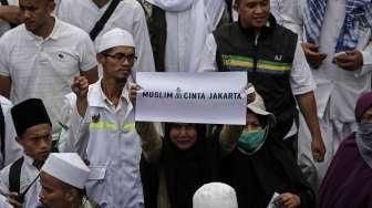 Ribuan massa dari Front Pembela Islam (FPI) dan organisasi kemasyarakatan lainnya memadati Jalan Medan Merdeka Timur, Jakarta, Jumat (14/10/2016). [Suara.com/Kurniawan Mas'ud]