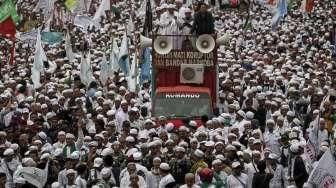 Ribuan massa dari Front Pembela Islam (FPI) dan organisasi kemasyarakatan lainnya memadati Jalan Medan Merdeka Timur, Jakarta, Jumat (14/10/2016). [Suara.com/Kurniawan Mas'ud]