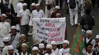 Ribuan massa dari Front Pembela Islam (FPI) dan organisasi kemasyarakatan lainnya memadati Jalan Medan Merdeka Timur, Jakarta, Jumat (14/10/2016). [Suara.com/Kurniawan Mas'ud]