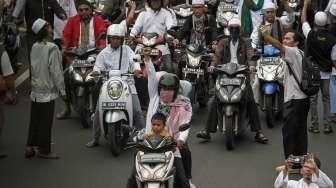 Ribuan massa dari Front Pembela Islam (FPI) dan organisasi kemasyarakatan lainnya memadati Jalan Medan Merdeka Timur, Jakarta, Jumat (14/10/2016). [Suara.com/Kurniawan Mas'ud]