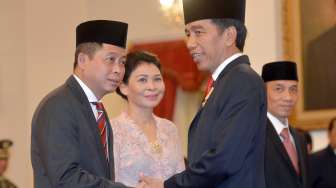 Presiden Joko Widodo menyalami Menteri ESDM Ignasius Jonan yang didampingi istri, serta Wamen ESDM Arcandra Tahar (kanan), seusai upacara pelantikan di Istana Negara, Jakarta, Jumat (14/10/2016). [Antara/Yudhi Mahatma]