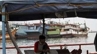 Suasana dermaga dan kapal nelayan yang tampak masih bersandar di Pelabuhan Muara Baru, Jakarta, Jumat (14/10/2016). [Suara.com/Kurniawan Mas'ud]