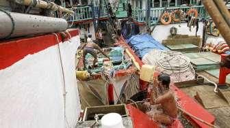 Suasana dermaga dan kapal nelayan yang tampak masih bersandar di Pelabuhan Muara Baru, Jakarta, Jumat (14/10/2016). [Suara.com/Kurniawan Mas'ud]