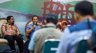Anggota Komisi VII DPR Satya Widya Yudha (tengah), didampingi Chalid Muhammad (Institut Hijau Indonesia) dan Nur Masripatin (Kementerian LHK), dalam diskusi di Komplek DPR, Senayan, Jumat (14/10/2016). [Antara/M Agung Rajasa]
