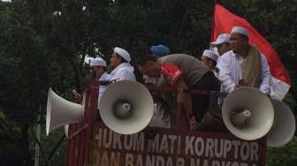 Kapolda dan Pangdam Ikut Sholat Ashar Depan Balai Kota