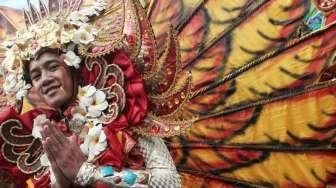 Sejumlah perempuan mengenakan busana penari topeng dalam acara Hajatan Bank DKI saat Car Free Day (CFD) di kawasan Bundaran HI, Jakarta, Minggu (16/10/2016). [Suara.com/Oke Atmaja]